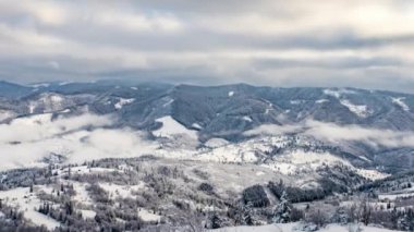 Dağlarda güçlü bir kar fırtınası