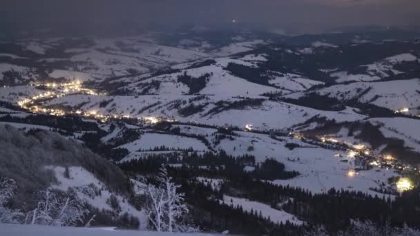 Karpat Dağları 'nda kış zamanında gece köyü çöktü — Stok video