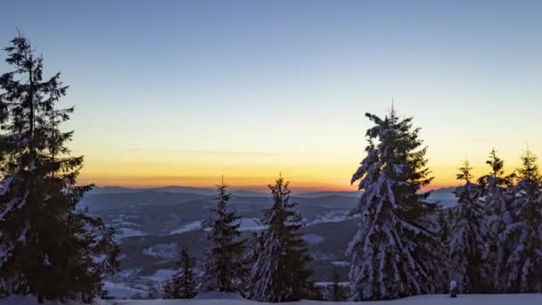 Pohled na východ slunce zimní horský čas — Stock video