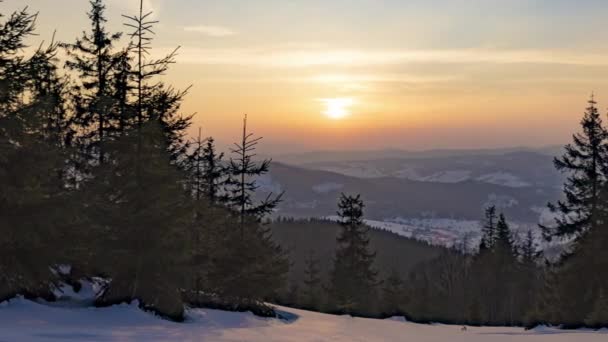 Solnedgang på vinterfjellet – stockvideo