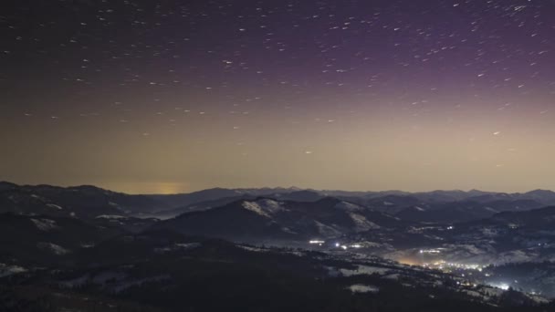 Noc gwiaździste niebo nad wioską w Karpatach — Wideo stockowe