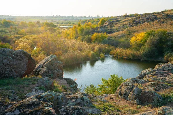 Güzel Ukrayna 'da, yeşil-sarı bir tarlada, gökyüzünün arka planında küçük bir taş yığını. — Stok fotoğraf