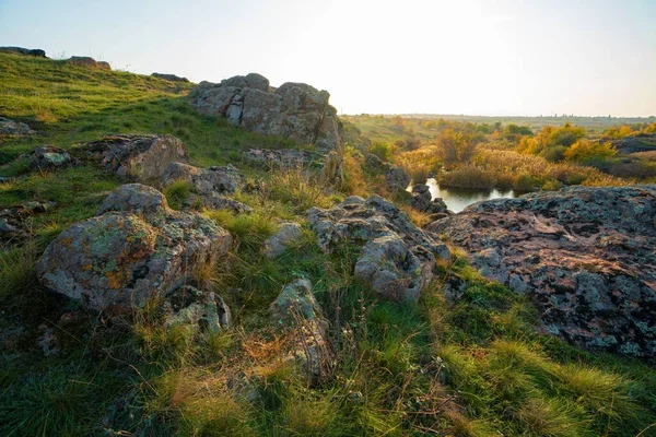 Güzel Ukrayna 'da, yeşil-sarı bir tarlada, gökyüzünün arka planında küçük bir taş yığını. — Stok fotoğraf