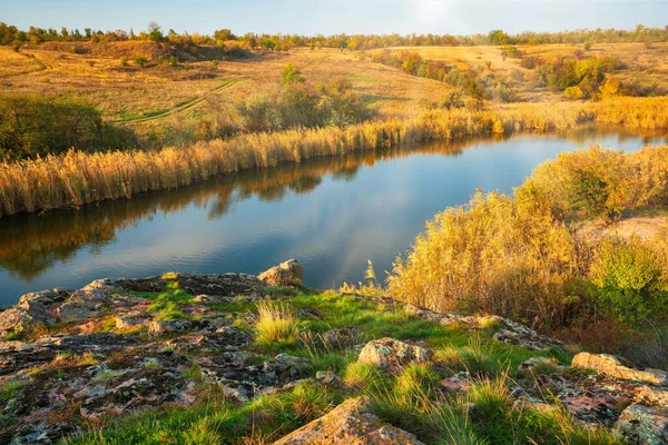 Un piccolo mucchio di pietre in un campo verde-giallo sullo sfondo del cielo nella bella Ucraina — Foto Stock