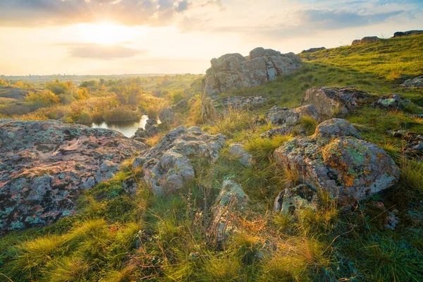 Aktovsky Canyon in Ucraina circondato da grandi massi di pietra — Foto Stock