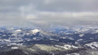 Dağlarda güçlü bir kar fırtınası