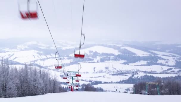 Impianti di risalita, sciatori e snowboarder, località nelle montagne carpatiche, time lapse — Video Stock