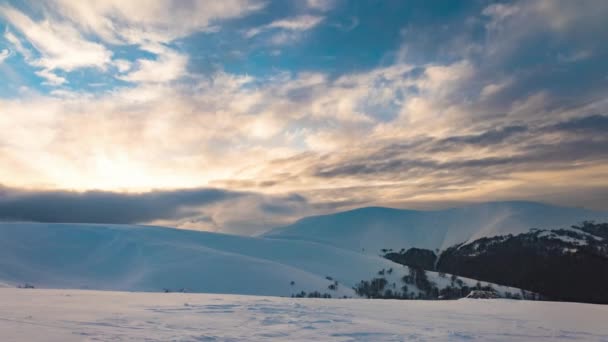 Vackert berg solig kväll berg under himlen — Stockvideo