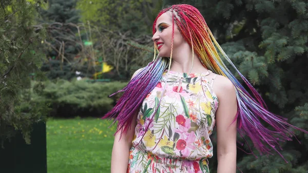 Una chica con una sonrisa feliz en un vestido con trenzas africanas —  Fotos de Stock