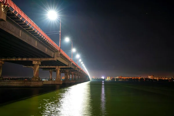 Vista Inferiore Bel Ponte Lungo Luminoso Con Luci Fredde Auto — Foto Stock