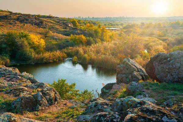 Büyük Yeşil Sarı Bir Tarlada Küçük Bir Taş Yığını Olağanüstü — Stok fotoğraf