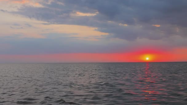 Puesta de sol naranja en la noche en el horizonte sobre el lago — Vídeo de stock