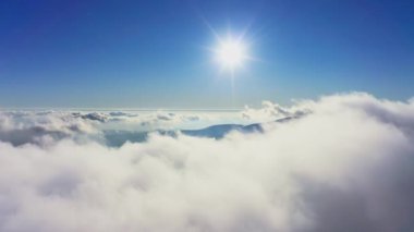 Olağanüstü bulutlu vadi ve parlak turuncu gün batımı manzarası