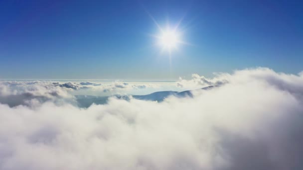 Olağanüstü bulutlu vadi ve parlak turuncu gün batımı manzarası — Stok video
