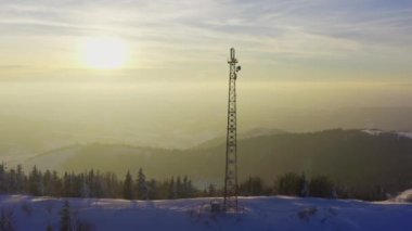 Telsiz iletişim kulesinin üzerinden uçarken, kış manzarası dağ karla kaplıydı..