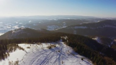 Yoğun ormanlar yüksek dağları, Karpatlar 'daki yamaçlarını ve batan parlak güneşi kaplar.