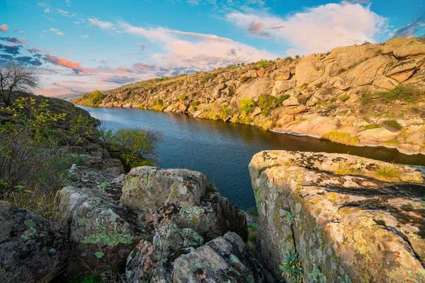 Ukrayna 'da küçük bir nehrin üzerinde bitki örtüsüyle kaplı çok sayıda taş minerali bulunuyor. — Stok fotoğraf