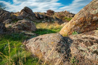 Ukrayna 'da gökyüzünün arka planına karşı yeşil-sarı bir alanda küçük bir taş yığını.
