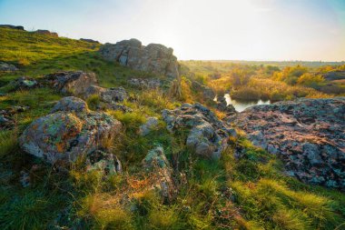 Ukrayna 'daki Aktovsky Kanyonu büyük taş kayaları çevreledi