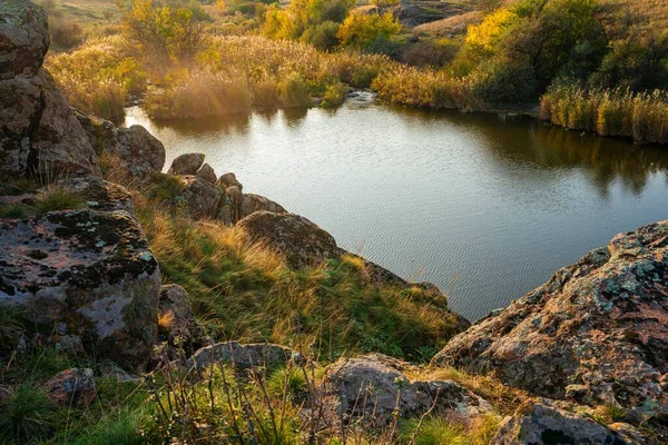 Malá hromádka kamínků v zelenožlutém poli na pozadí oblohy na krásné Ukrajině — Stock fotografie