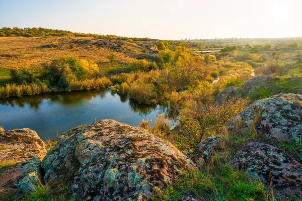 Güzel Ukrayna 'da, yeşil-sarı bir tarlada, gökyüzünün arka planında küçük bir taş yığını. — Stok fotoğraf