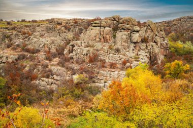 Ukrayna 'daki Aktovsky Kanyonu büyük taş kayaları çevreledi