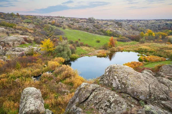 Mały stos kamieni w zielonożółtym polu na tle nieba w pięknej Ukrainie — Zdjęcie stockowe