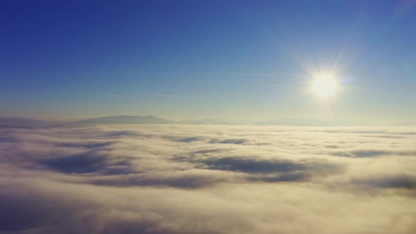 Magnifique vue sur la vallée nuageuse extraordinaire et le coucher de soleil orange vif — Video