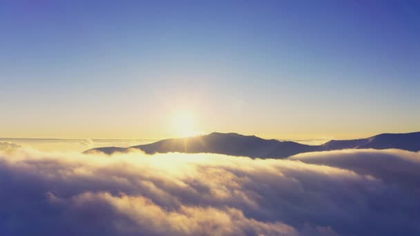 Magnifique vue sur la vallée nuageuse extraordinaire et le coucher de soleil orange vif — Video