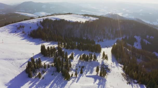 Täta skogar täcker höga berg och deras sluttningar i Karpaterna och en mycket ljus sol som går ner — Stockvideo