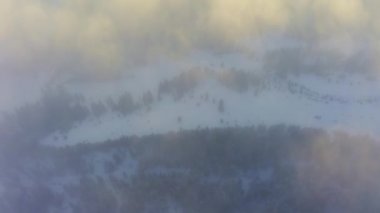 Olağanüstü bulutlu vadi ve parlak turuncu gün batımı manzarası