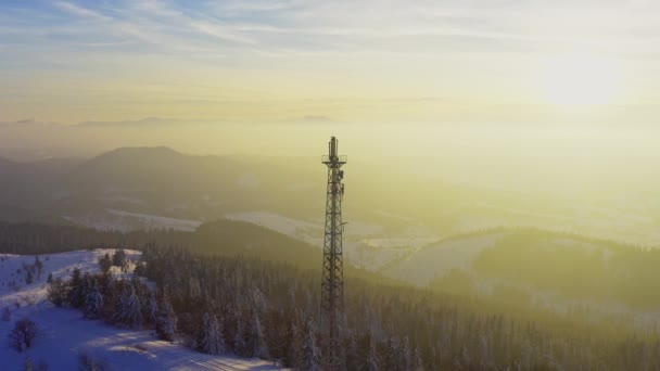 Volando sobre la torre de comunicaciones de radio, nieve de montaña cubierto paisaje de invierno. — Vídeo de stock