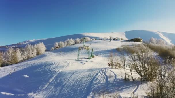 Alte Skistation am verschneiten Berghang mit vielen Menschen auf Skiern und Snowboards — Stockvideo