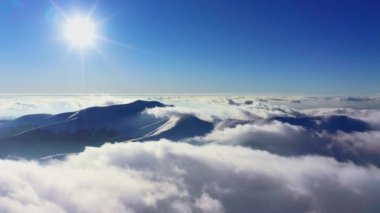 Olağanüstü bulutlu vadi ve parlak turuncu gün batımı manzarası