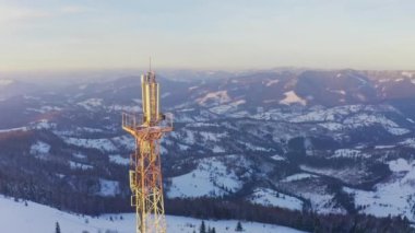 Telsiz iletişim kulesinin üzerinden uçarken, kış manzarası dağ karla kaplıydı..