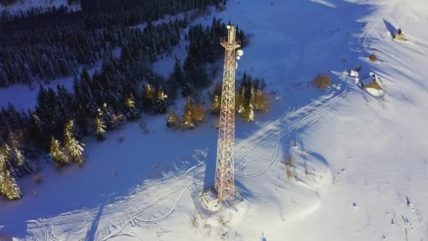 Volando sobre la torre de comunicaciones de radio, nieve de montaña cubierto paisaje de invierno. — Vídeos de Stock