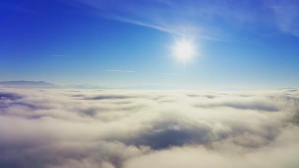 Magnifique vue sur la vallée nuageuse extraordinaire et le coucher de soleil orange vif — Video