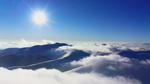 Olağanüstü bulutlu vadi ve parlak turuncu gün batımı manzarası — Stok video