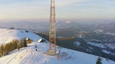 Telsiz iletişim kulesinin üzerinden uçarken, kış manzarası dağ karla kaplıydı..