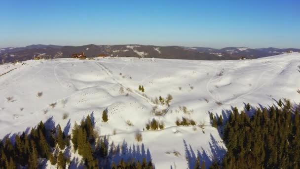 Alte Skistation am verschneiten Berghang mit vielen Menschen auf Skiern und Snowboards — Stockvideo