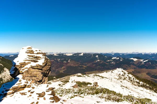 Paisagens das Montanhas Cárpatas, cobertas com grandes bordas de pedra na Ucrânia, perto da aldeia de Dzembronya — Fotografia de Stock