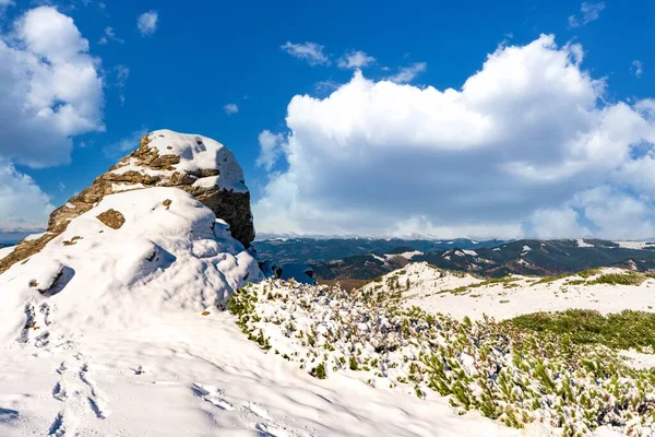 在Dzembronya村附近，乌克兰喀尔巴阡山脉的景观，布满了巨大的石崖 — 图库照片