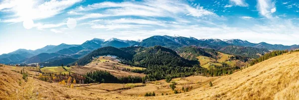 Hermosos bosques que cubren las montañas de los Cárpatos y un pequeño pueblo —  Fotos de Stock