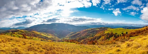 Hermosa naturaleza de los Cárpatos en las colinas del cielo, bosques y un pequeño pueblo —  Fotos de Stock