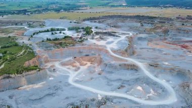 Bitkisel Karadağ 'ın doğasında büyük kum kraterleri ve dağların arka planında saf beyaz kumu çıkarmak için kullanılan modern ekipman ve makineler. UHD Video gerçek zamanlı 4K