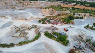 Bitkisel Karadağ 'ın doğasında büyük kum kraterleri ve dağların arka planında saf beyaz kumu çıkarmak için kullanılan modern ekipman ve makineler. UHD Video gerçek zamanlı 4K