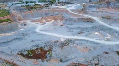 Bitkisel Karadağ 'ın doğasında büyük kum kraterleri ve dağların arka planında saf beyaz kumu çıkarmak için kullanılan modern ekipman ve makineler. UHD Video gerçek zamanlı 4K