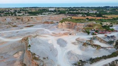 Bitkisel Karadağ 'ın doğasında büyük kum kraterleri ve dağların arka planında saf beyaz kumu çıkarmak için kullanılan modern ekipman ve makineler. UHD Video gerçek zamanlı 4K