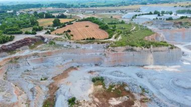 Bitkisel Karadağ 'ın doğasında büyük kum kraterleri ve dağların arka planında saf beyaz kumu çıkarmak için kullanılan modern ekipman ve makineler. UHD Video gerçek zamanlı 4K