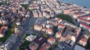 Bulgaristan 'ın kayalık yarımadasında bulunan ve büyük mavi, tuzlu Karadeniz tarafından turlanan küçük ve yoğun nüfuslu Pomorie kasabasına kuş bakışı bir bakış. UHD 4K video gerçek zamanlı